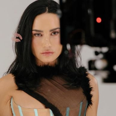 Demi Lovato – Kiss